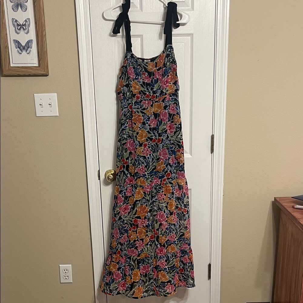 Floral Tie-Shoulder Midi Dress in Navy Background